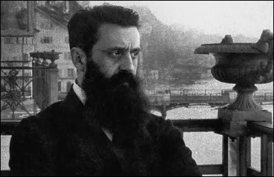 "Quand on voit un peuple si avancé prendre une telle voie, que pouvons-nous attendre d'autres peuples qui n'atteignent même pas le niveau de [...quel pays ?] d'il y a 100 ans ?". C'est un certain Herzl qui s'exprime : qui est-il ?