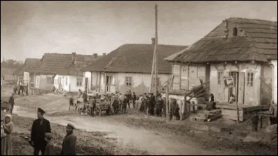 1906 > Après tous ses errements, la justice française reconnaît enfin l'innocence d'Alfred Dreyfus. Il est réhabilité. On fêtera l'évènement...