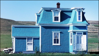 "C'est une maison bleue / Adossée à la colline / On y vient à pied / On ne frappe pas / Ceux qui vivent là / Ont jeté la clé...". 
Qui chante "San Francisco" en 1972 ?