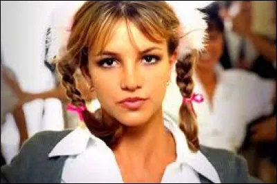 Britney Spears était habillée en écolière sexy dans le clip de sa chanson "Oops !... I Did It Again".