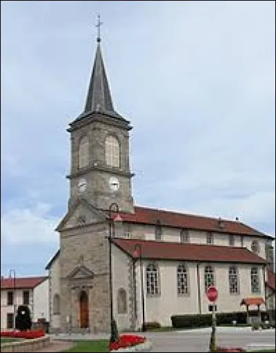 Nous sommes maintenant en Lorraine, à Chavelot, devant l'église Saint-Èvre. Commune de l'aire urbaine Spinalienne, sur la rive gauche de la Moselle, elle se situe dans le département ...