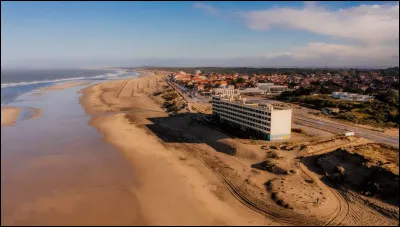 Où était situé "Le Signal", ensemble de deux immeubles construits en 1967 et 1970 et déconstruits en 2023, symbole de l'érosion du littoral en France ?