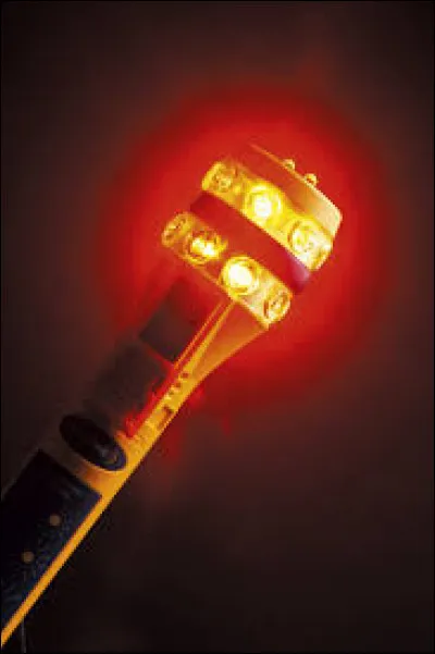 Qui chante "A tous les signaux de détresse, dis comment j'aurais pu faire face, pris entre le feu et la glace" dans le titre "Sang pour sang" ?