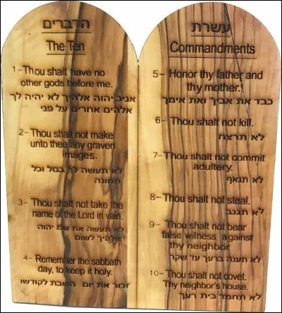 Comment appelle-t-on "le livre de la Loi" donné par Dieu à Moïse dans la Bible ?