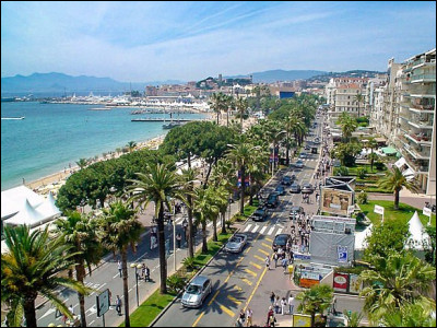 Région Provence-Alpes-Côte d'Azur : quelle voie longe les plages de sable blanc face à la baie de Cannes ?