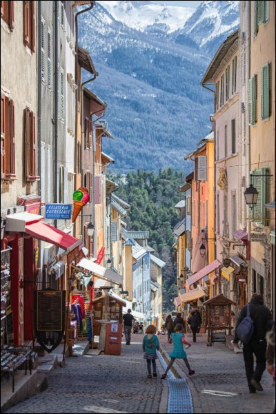 Région Provence-Alpes-Côte d'Azur : dans quel département est située la ville de Briançon ?