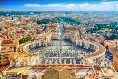 Combien d'habitants comptait officiellement le Vatican en 2021, ville-État située au cur de Rome ?