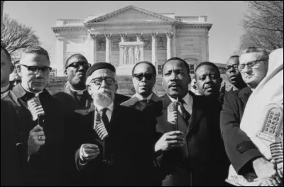 Années 60 > "Black-Jewish Coalition" (éphémère) autour du "Mouvement pour les Droits Civiques". Hormis le fait que des Juifs furent aussi victimes d'attentats du KKK, [...Complétez !...] dans la "plus grande démocratie du monde"