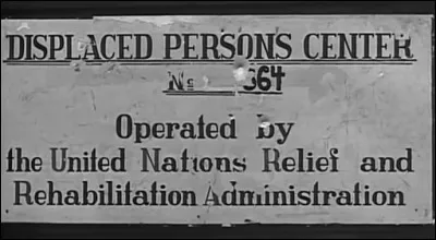 Au sortir de la guerre, un problème humanitaire se joue pour 200 à 300 000 Juifs "coincés" dans une Europe-cimetière qu'ils veulent désormais fuir : comment les appellent-on alors ?
