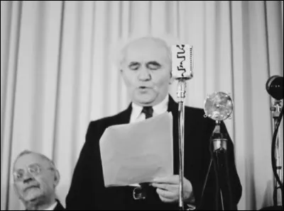 1948 > Le 14 mai : Déclaration d'indépendance de l'État d'Israël par un ancien ''kibboutzik'', ouvrier, journaliste, juriste et activiste d'origine polonaise, le dénommé Grün dit ''Le Fils du Lion". Qui est-ce ?