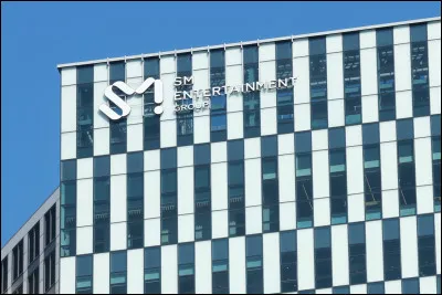 Sous quel label, le groupe s'est-il formé ?