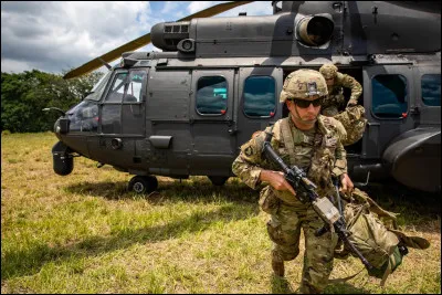 Quel est le premier membre ayant entamé son service militaire ?