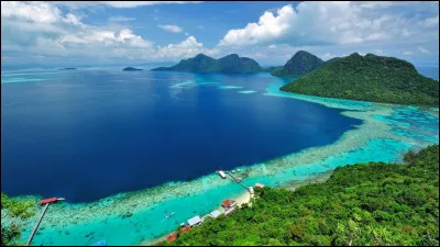 Quelle île, partiellement rattachée à l'Indonésie, est plus connue localement sous le nom de Kalimantan ?