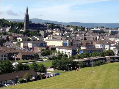 Autre symbole des conflits territoriaux et religieux, voici la ville que les républicains catholiques irlandais nomment Derry. Mais, sachant qu'elle se situe en Irlande du Nord, quel est son nom officiel, celui utilisé par les Protestants fidèles à la Monarchie britannique ?