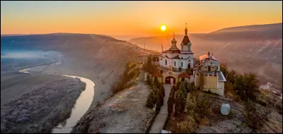 Quel pays européen, peuplé d'une importante minorité russe, possède une capitale que les Russes nomment "Kichinev" ?