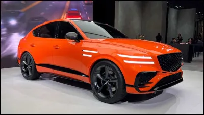 L'automobile est orange.