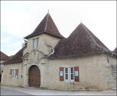 Je vous emmène en Bourgogne-Franche-Comté à la découverte du château de Gevingey. Village de l'aire d'attraction Lédonienne, il se situe dans le département ...