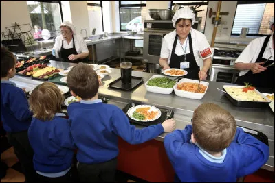 C'est l'heure de la cantine !
Tu prends ton plateau et vas à la table où tu t'assieds normalement avec tes amies, mais une autre fille a pris ta place. Que fais-tu ?