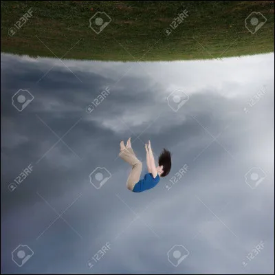 C'est la récréation ! Une fille te fait un croche-pied et tu t'écrases lamentablement sur le sol. Quelle est ta réaction ?