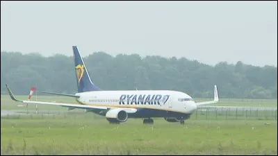 Quel aéroport français est situé à 10 km au sud de Paris ?