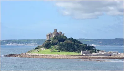 Où est situé ''Le St Michael's Mount'', littéralement en français ''mont Saint-Michel'' en Grande-Bretagne ?