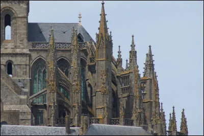 Quel bâtiment religieux se dresse en haut du Mont-Saint-Michel ?
