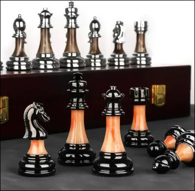 Aux échecs, le cavalier est la seule pièce pouvant passer au-dessus des autres pièces.