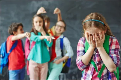 Sophie, la peste la plus populaire du collège (tu vois le genre) ne cesse de t'humilier. Que fais-tu ?