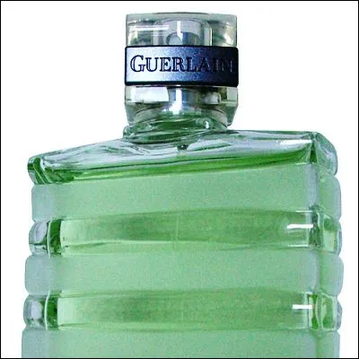 Quelle plante portant un nom venant du tamoul produit une racine très courue en parfumerie, surtout masculine, pour son odeur boisée et terreuse ?