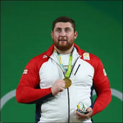 Le record en haltérophilie est détenu par l'athlète géorgien LashaTalakhadz. Combien de kilos est-il capable de porter en épaulé-jeté ?