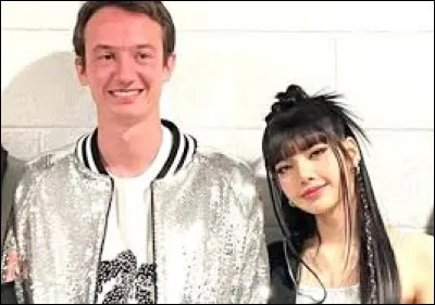 Avec qui Lisa est-elle fiancée ?