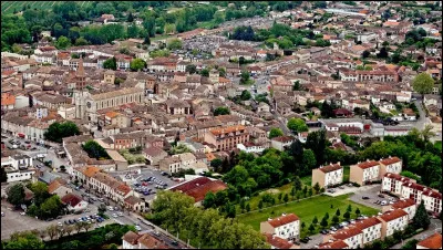 Quelle est cette ville de 6 800 habitants, la 4e du département, située sur le causse du Quercy blanc, dans le nord du département ?