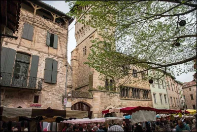 Quel est ce bourg de 1 900 habitants, situé à la sortie des gorges de l'Aveyron ?