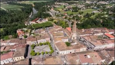 Quelle cette petite ville de 5 700 habitants, située dans la vallée de l'Aveyron, où se sont déroulés des événements tragiques lors de guerres de religion ?