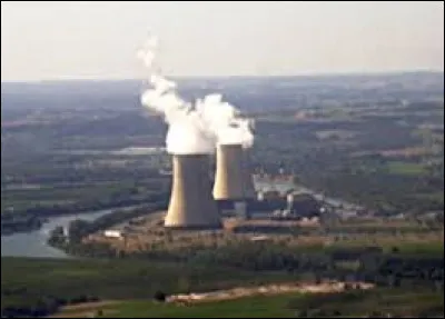 Ce village situé en bordure de la Garonne est connu pour être le site d'une centrale nucléaire mise en service en 1991 : c'est ...
