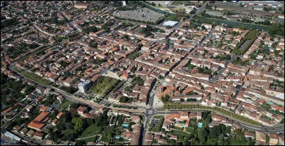 Quelle est cette ville, sous-préfecture, et deuxième ville du département avec 14 000 habitants ?