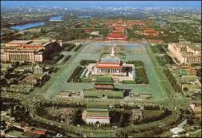 Quel est le nom de la place la plus importante de toute la Chine et la plus grande du monde ?