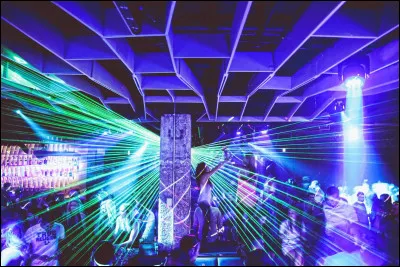 Vous &ecirc;tes &agrave; une f&ecirc;te, que faites-vous ?