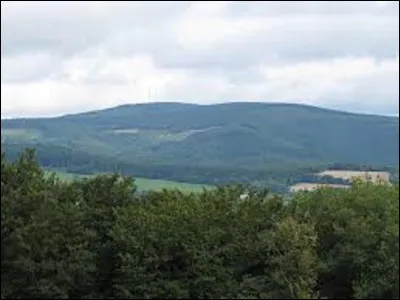 Mon point culminant se situe à l'extrémité Est du département dans le Morvan, massif de moyenne montagne, et plus précisément près de la commune d'Arleuf au sommet du Grand Montarnu. Quelle est sa hauteur ?