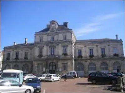 Je compte aussi trois sous-préfectures : Château-Chinon, Cosne-Cours-sur-Loire et ... (Photo de sa mairie)
