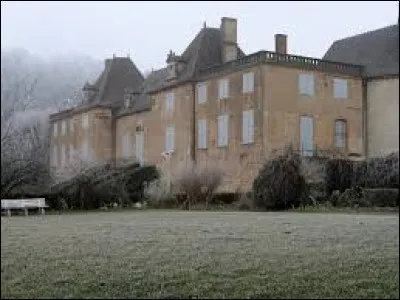 Voici le château de Monceau, à Prissé. Commune de Bourgogne-Franche-Comté, dans le Mâconnais, elle se situe dans le département ...