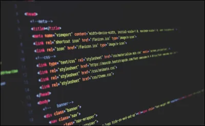 Grâce à quelle balise peut-on lier un fichier CSS à notre fichier HTML ?