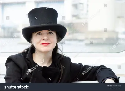 Chaque année, j'écris de grands succès littéraires.
Mon prénom est ...