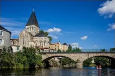 Quel est ce cours d'eau, petit fleuve côtier long de 118 km, qui traverse successivement le massif cristallin du bocage et les formations sédimentaires de la plaine et du Marais poitevin, pour se jeter dans l'océan Atlantique près de L'Aiguillon-sur-Mer ?
