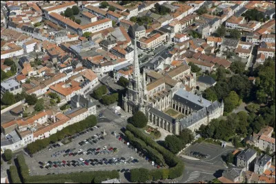 Quelle est cette ville de 9 400 habitants, située dans le sud du département, entre le bocage vendéen et le marais poitevin, capitale spirituelle du Bas-Poitou et connue pour sa cathédrale ?