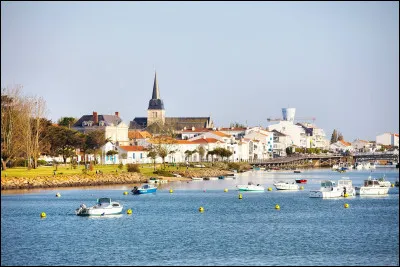 Quelle est cette ville de 7 400 habitants, connue comme important port de pêche à la sardine et comme station balnéaire ?