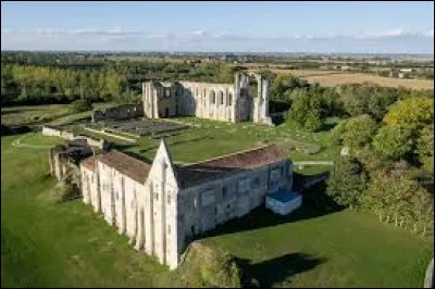 Quel est ce village du sud du département, connu pour les ruines de son ancienne abbaye ?