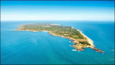 Quelle est cette grande île de 23 km², située à 17 km au large des côtes de la Vendée ?