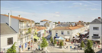 Quelle est cette ville du nord ouest de la Vendée, capitale du marais breton et troisième ville du département avec 22 000 habitants ?