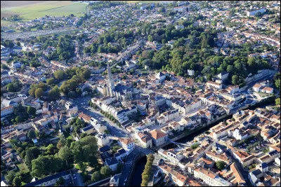 Quelle est cette ville du sud du département, située aux portes du marais poitevin, ancienne préfecture du département et peuplée de 13 400 habitants ?